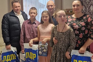 Максим Щепинов поздравляет маленьких оренбуржцев